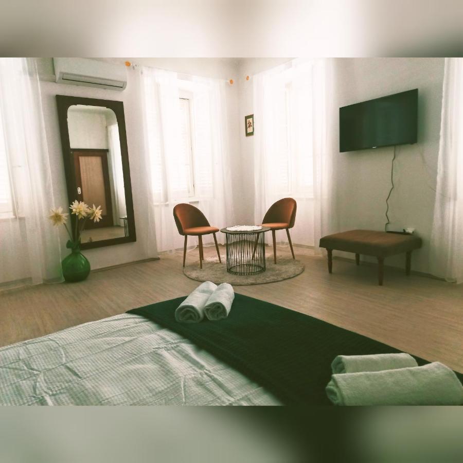 Old Center Apartment *